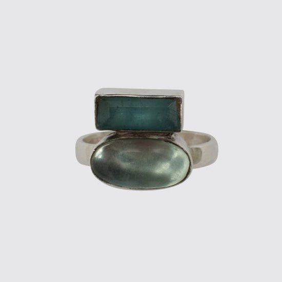 Load image into Gallery viewer, RNG Apatite Oval Cabochon &amp;amp; Faceted Baguette Ring
