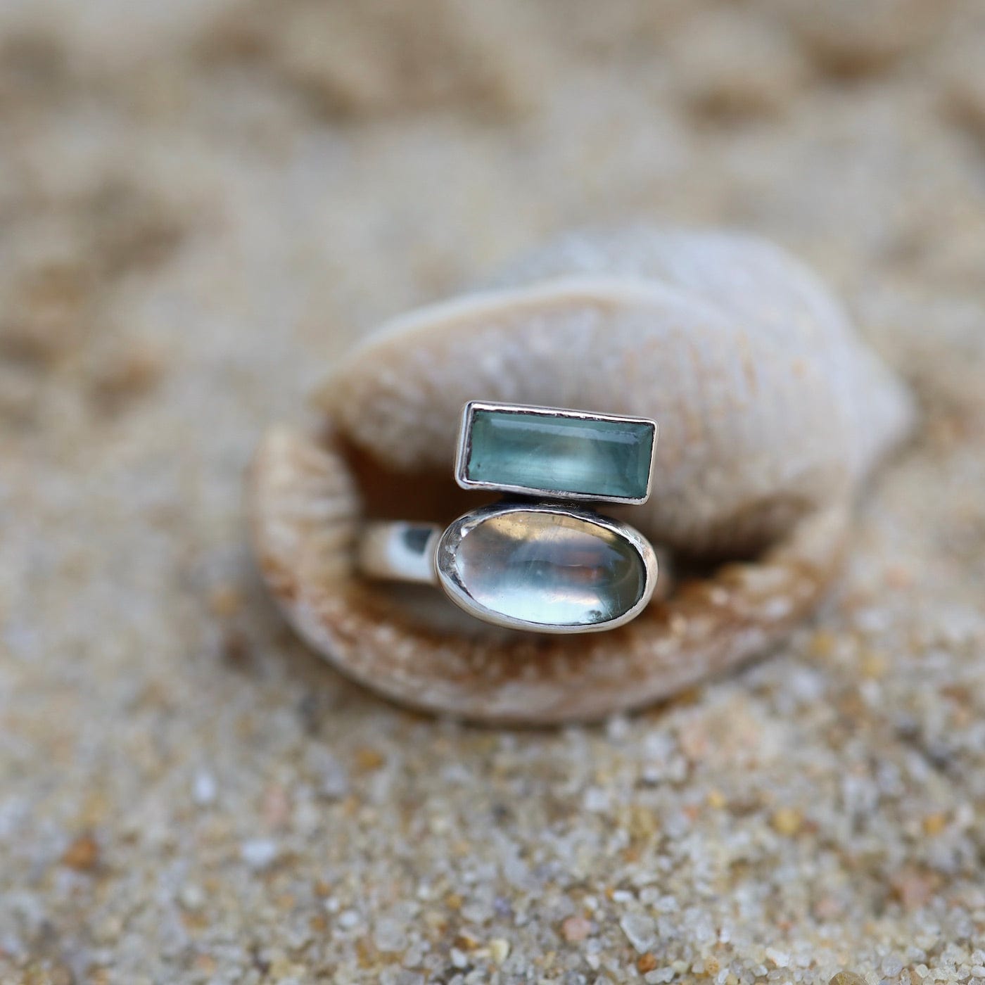 Load image into Gallery viewer, RNG Apatite Oval Cabochon &amp;amp; Faceted Baguette Ring
