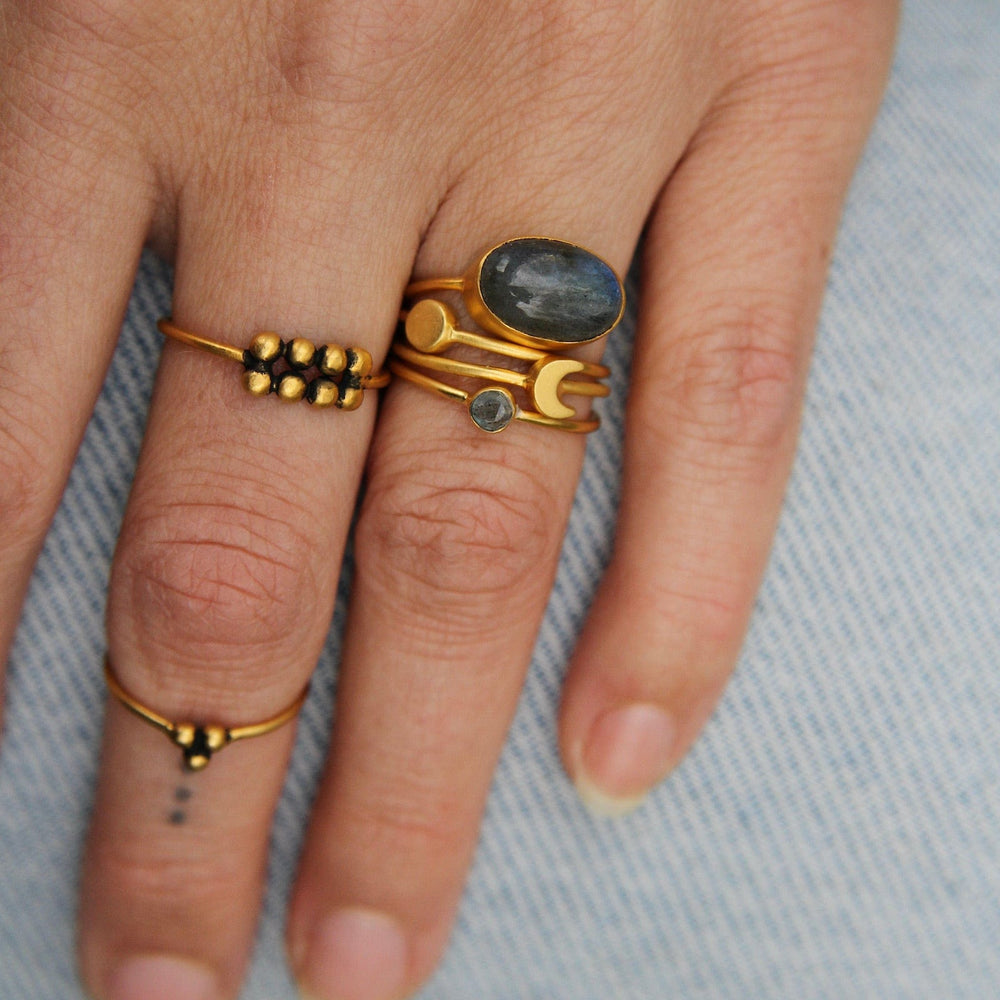 
                  
                    RNG-GPL Oval Cabachon Labradorite in Gold Plated Brass Ring
                  
                